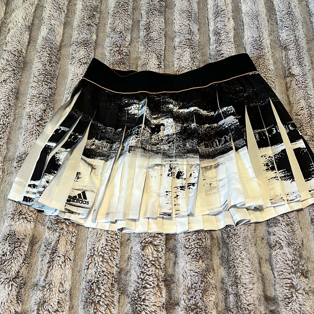 Adidas medium tennis skirt black and white size medium